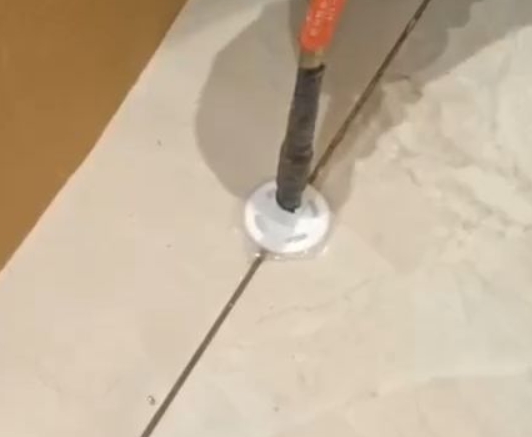 南浔瓷砖空鼓维修公司专业解答瓷砖在铺贴过程中，如果没有涂抹均匀到位的粘结材料（如水泥砂浆或瓷砖胶），可能会导致以下问题